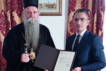 Leposavić uručio Joanikiju priznanje za "hrabru borbu za odbranu svetinja"