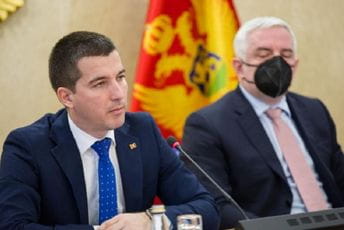 Bečić: Obaveza svih da stvorimo uslove u kojima naši mladi neće zaostajati za vršnjacima iz regiona i EU Bečić: Obaveza svih da stvorimo uslove u kojima naši mladi neće zaostajati za vršnjacima iz regiona i EU