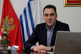 Vuković: Krivokapić da povuče odluku o izmjeni uslova za sticanje državljanstva