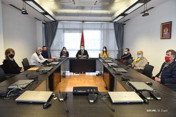 Adžić primio nekadašnje radnike fabrike IMO „Košuta“ Adžić primio nekadašnje radnike fabrike IMO „Košuta“