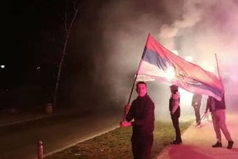 Grupa građana proslavila smjene na čelu nikšićke policije Grupa građana proslavila smjene na čelu nikšićke policije