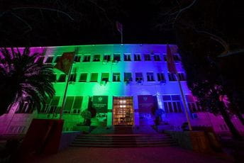 Skupština osvijetljena raznim bojama Skupština osvijetljena raznim bojama