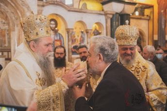 Premijer u podgoričkom Hramu: Bez maske i bez poštovanja distance Premijer u podgoričkom Hramu: Bez maske i bez poštovanja distance