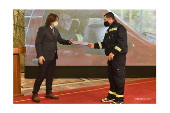 Sekulović uručio nagrade i priznanja pripadnicima sistema zaštite i spašavanja Sekulović uručio nagrade i priznanja pripadnicima sistema zaštite i spašavanja