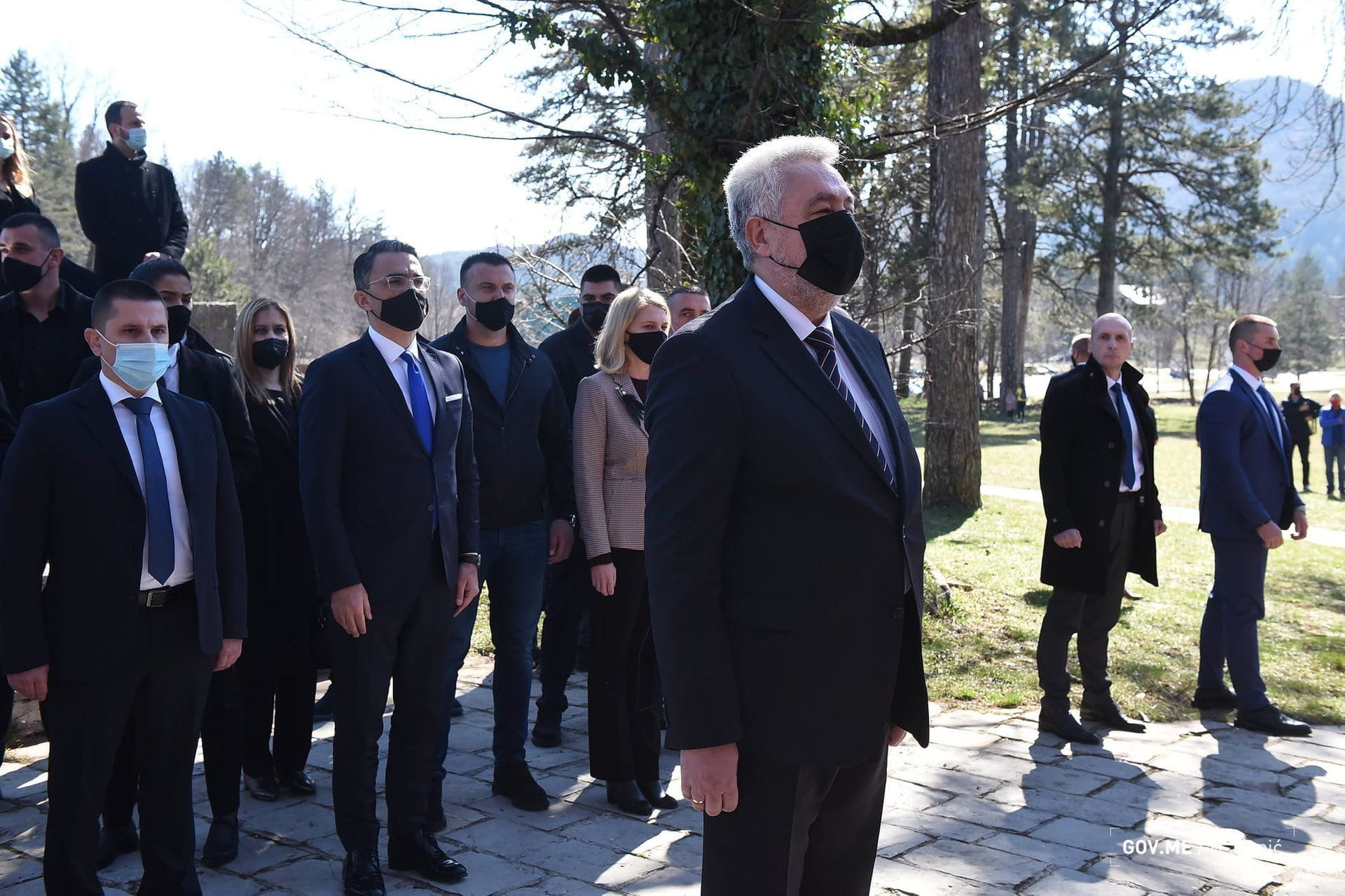 Fotografija 2: Cetinjani uklonili Krivokapićev vijenac sa groba kralja Nikole uz povike - "Nije ovo Srbija"