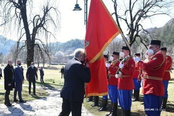 Cetinjani uklonili Krivokapićev vijenac sa groba kralja Nikole uz povike - "Nije ovo Srbija"