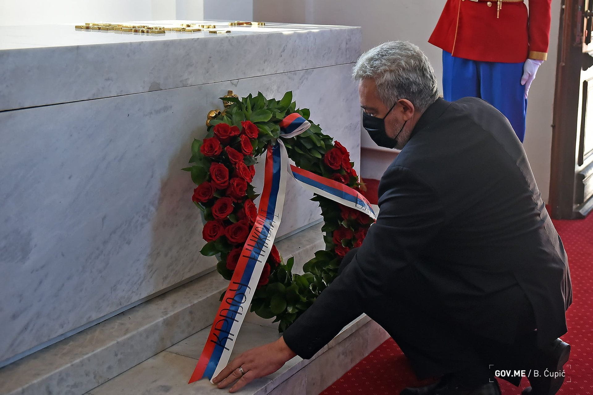Fotografija 3: Cetinjani uklonili Krivokapićev vijenac sa groba kralja Nikole uz povike - "Nije ovo Srbija"