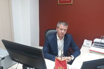 Milošević: Politika koja je kralja protjerala, trobojkom obilježava njegovu smrt Milošević: Politika koja je kralja protjerala, trobojkom obilježava njegovu smrt