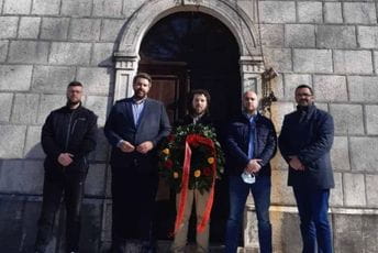 Grupa građana položila vijenac: "Svome kralju viteškome. Građani Crne Gore i Cetinja" Batrićević, Filipović, Todorović, Radoman i Čirgić