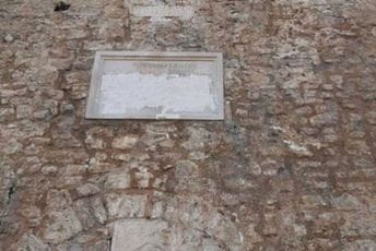 Prefarbana spomen ploča na ulazu u Stari grad Budva Prefarbana spomen ploča na ulazu u Stari grad Budva