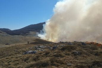 Požar u NP Lovćen i dalje aktivan Požar u NP Lovćen i dalje aktivan
