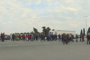 Radnici KAP-a kratko blokirali put PG-Petrovac Radnici KAP-a kratko blokirali put PG-Petrovac