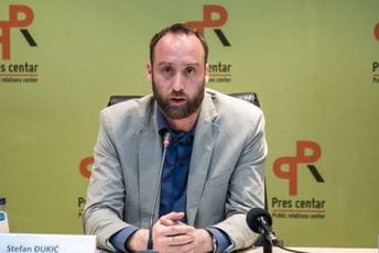 Dva osnivača Crno na bijelo pozvala da se glasa za Demokrate Dva osnivača Crno na bijelo pozvala da se glasa za Demokrate