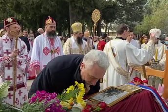 Delegacija Vlade na sahrani Atanasiju: skidanje maski i cjelivanje Delegacija Vlade na sahrani Atanasiju: skidanje maski i cjelivanje