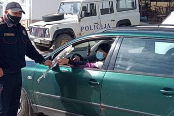 Policija dijelila damama cvijeće Policija dijelila damama cvijeće