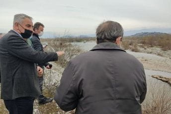 Mitrović: Neodgovorna eksploatacija šljunka iz Morače može ostaviti primorje bez vode Mitrović obišao vodoizvorište Bolje sestre