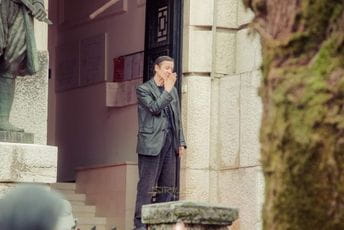 Kome šalješ poljupce, ptico-rugalico Kome šalješ poljupce, ptico-rugalico