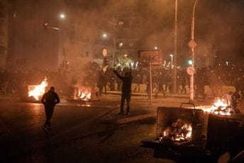 Neredi na ulicama Atine: Molotovljevi kokteli bačeni na policajce, jedan teško povrijeđen Neredi na ulicama Atine: Molotovljevi kokteli bačeni na policajce, jedan teško povrijeđen
