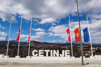 Zastave na Cetinju spuštene na pola koplja Zastave na Cetinju spuštene na pola koplja