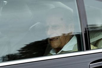 Princ Filip nakon mjesec dana izašao iz bolnice Princ Filip nakon mjesec dana izašao iz bolnice