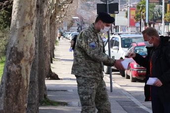 Pripadnici VCG Ulcinjanima dijele zaštitne maske (FOTO, VIDEO)