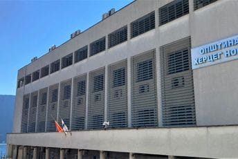 Sjutra Dan žalosti u Herceg Novom povodom smrti Dragoljuba Đuričića Zastave na pola koplja