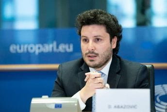 Abazović: EU da otkupi kineski kredit za autoput i pomogne da se zaustavi uticaj Kine Abazović: EU da otkupi kineski kredit za autoput i pomogne da se zaustavi uticaj Kine