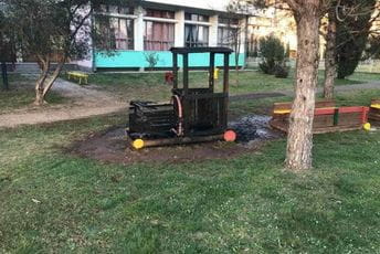 Vandali zapalili dječje igralište u Bloku V Vandali zapalili dječje igralište u Bloku V