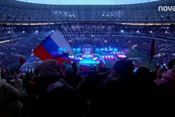 Desetine hiljada ljudi na spektaklu u Moskvi (VIDEO) Desetine hiljada ljudi na spektaklu u Moskvi (VIDEO)