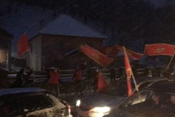 Kolona automobila ispred kuće bivšeg premijera u Mojkovcu: Duško, vrati se i spasi državu Kolona automobila ispred kuće bivšeg premijera u Mojkovcu: Duško, vrati se i spasi državu