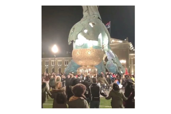 Nevjerovatna scena na Savskom trgu: Ljudi igraju kolo oko spomenika Stefanu Nemanji Nevjerovatna scena na Savskom trgu: Ljudi igraju kolo oko spomenika Stefanu Nemanji