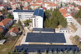 Solarna elektrana na krovu i parkingu upravne zgrade EPCG spremna za proizvodnju struje Solarna elektrana na krovu i parkingu upravne zgrade EPCG spremna za proizvodnju struje
