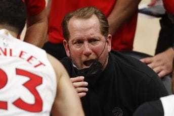 Trener Toronta kažnjen sa 50.000 dolara jer je bacio masku Trener Toronta kažnjen sa 50.000 dolara jer je bacio masku