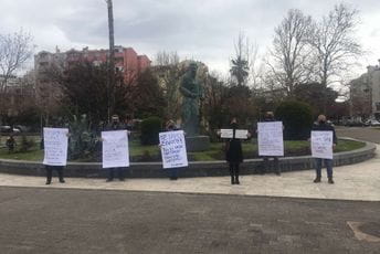 Spontano odavanje pošte preminulima i u Baru: Ne damo živote Spontano odavanje pošte preminulima i u Baru: Ne damo živote