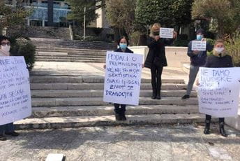 Budva - komemoracija: “Ne damo ljudske živote! To su naše svetinje! Budva - komemoracija: “Ne damo ljudske živote! To su naše svetinje!