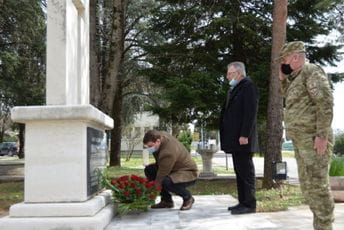 Porodica stradalog vojnika položila vijenac Porodica stradalog vojnika položila vijenac