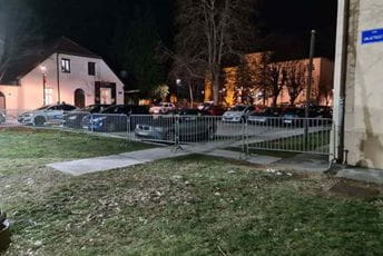 Postavljena zaštitna ograda na prilazima zgradi Skupštine Prijestonice Cetinje Postavljena zaštitna ograda na prilazima zgradi Skupštine Prijestonice Cetinje