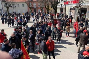 Janović dočekan dobrodošlicom, predstavnici Vlade izviždani (VIDEO, FOTO) Okupljeni građani na Studentskom trgu