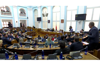 Popović se izvinio zbog bacanja Poslovnika Popović se izvinio zbog bacanja Poslovnika