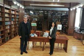 Matica crnogorska poklonila svoja izdanja Biblioteci Gimnazije „Slobodan Škerović“ Zoja Bojanić-Lalović, direktorica gimnazije „Slobodan Škerović“ i Ivan Ivanović, generalni sekretar Matice crnogorske