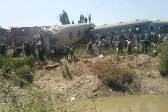 Najmanje 32 osobe poginule u sudaru vozova u Egiptu (VIDEO) Najmanje 32 osobe poginule u sudaru vozova u Egiptu (VIDEO)