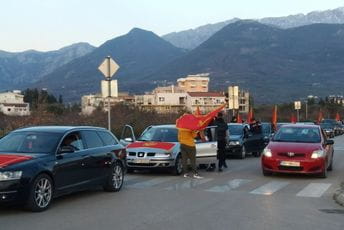 Patriotske auto-kolone u više crnogorskih gradova (FOTO/VIDEO) Auto-kolona u Baru