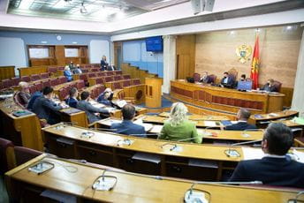 Bratić: Mijenjaćemo nastavne planove i programe (VIDEO) Bratić: Mijenjaćemo nastavne planove i programe (VIDEO)