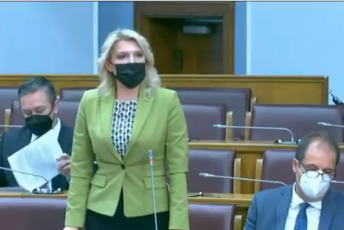 Bečić poručio Vuksanović Stanković da "ne bude nervozna" jer joj "ne stoji" Bečić poručio Vuksanović Stanković da "ne bude nervozna" jer joj "ne stoji"