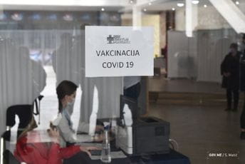 Abazović se vakciniše sa novinarima Astra Zenekom Abazović se vakciniše sa novinarima Astra Zenekom