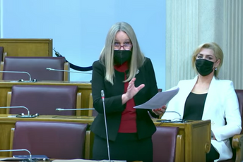 Jelušić pita Krivokapića: Šta ćete uraditi da bi ograničili privilegije javnih funkcionera Jelušić pita Krivokapića: Šta ćete uraditi da bi ograničili privilegije javnih funkcionera