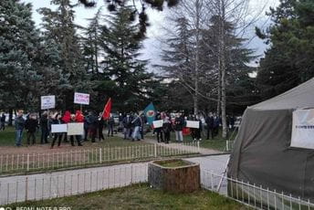 Nikšićani večeras protestovali ispred Doma zdravlja Nikšićani večeras protestovali ispred Doma zdravlja