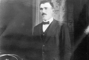 Iz prepiske dr Anta Gvozdenovića i Krsta Zrnova Popovića iz egzila (1922-1924) Komandir Krsto Zrnov Popović