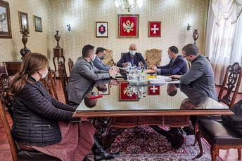 Masovna vakcinacija na Cetinju u prostorijama Crvenog krsta Masovna vakcinacija na Cetinju u prostorijama Crvenog krsta