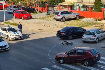 Udes u Podgorici, oboren biciklista Udes u Podgorici, oboren biciklista